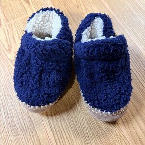 L.L.Bean Toddler Sherpa Slippers Navy
Size 5–6 Cozy Fleece Slip On